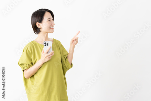 スマートフォンを使うカットソー姿の女性　ライフスタイルイメージ