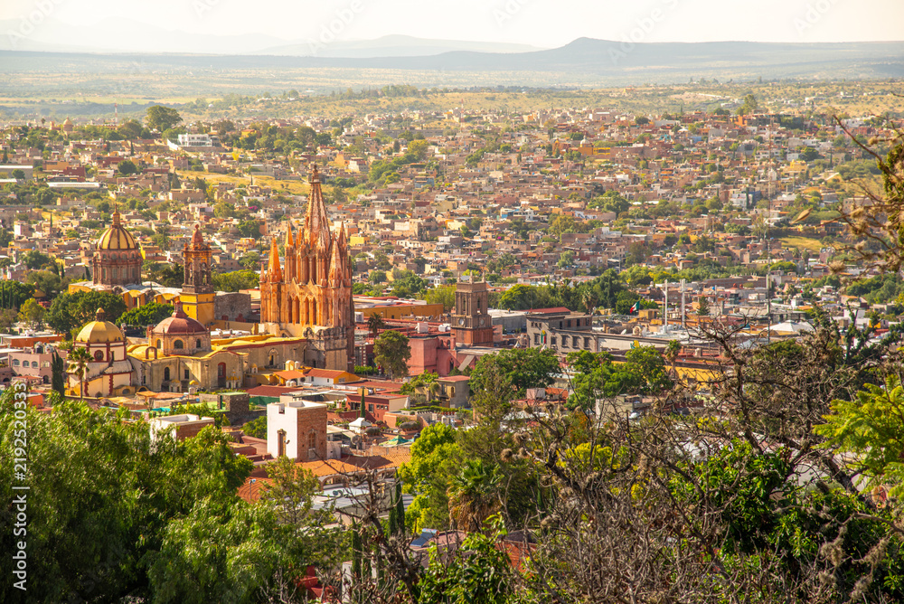 Fototapeta premium View from the viewpoint of Cathedral of San Miguel Arcangel, Parroquia de San Miguel Arcangel in of the city of San Miguel De Allende, Guanajuato, Mexico.