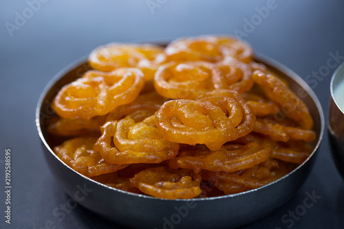Cuadro en lienzo Freshly made jalebi served on a plate