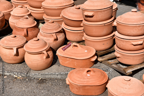 Obraz na płótnie Handmade clay pots and baking dishes at a traditional market
