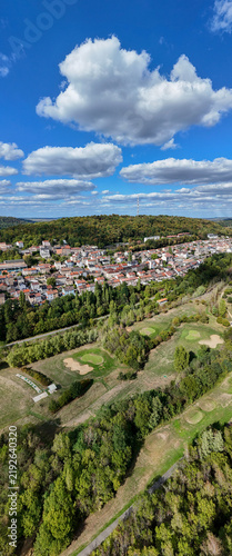 Фотография vue aérienne panoramique de la ville de Longwy, Meurthe-et-Moselle avec son golf international au premier plan