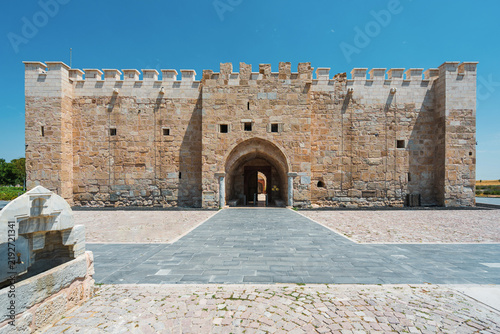 Foto Restored facade and entrance of Obruk Han Seljuk caravanserai in Konya Turkey