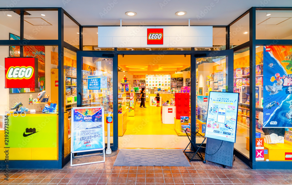 Obraz premium 京王相模原線・南大沢駅前 三井アウトレットパーク LEGO