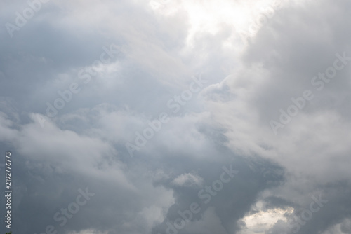 Foto A dramatic view of thick grey clouds covering the sky with bright sunlight breaking through the upper right corner