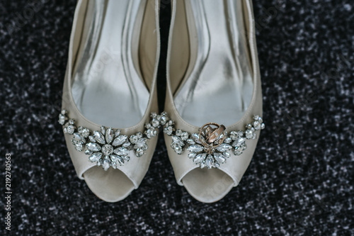 Foto Elegant bridal shoes with crystal details and wedding rings