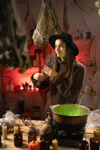 Foto A realistic witch brewing a potion in a cauldron