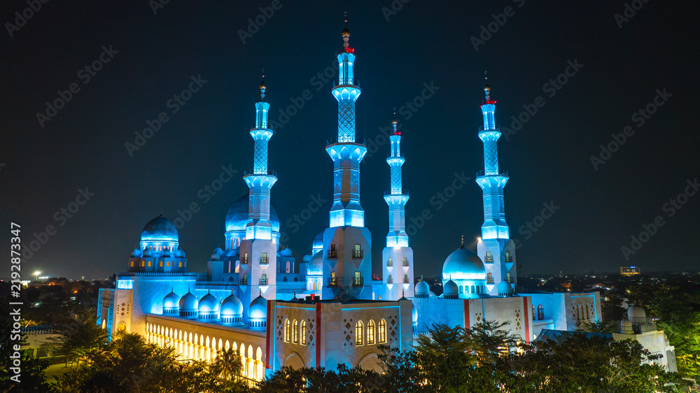Obraz premium Aerial view of Sheikh Zayed Grand Mosque illuminated in blue light at night in Surakarta, Central Java, Indonesia.