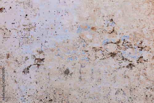 фотографія Aged plaster surface showing peeling layers, chromatic alteration, mineral staining, and heterogeneous roughness typical of long-term environmental exposure