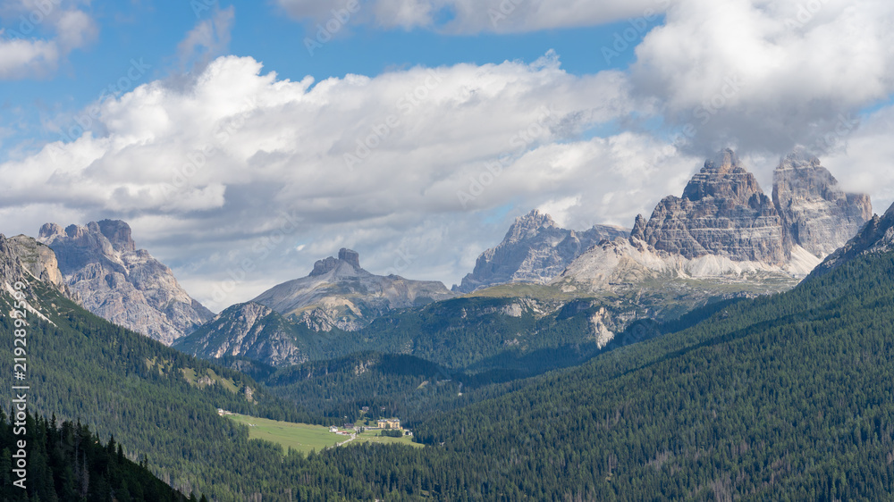 Fototapeta premium Die Drei Zinnen in den Dolomiten von Süden