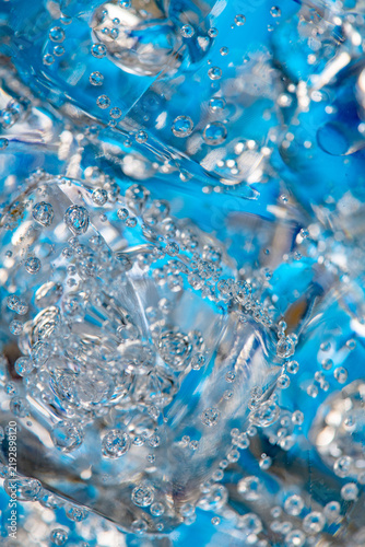 Foto Refreshing soda bubbles carbonating cold drink with ice