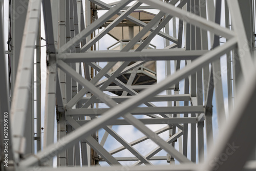 Obraz na plátne Whispers of steel and sky entwine in a vibrant Ferris wheel's dance at a lively