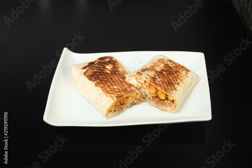 Repas rapide avec un wrap servi sur une assiette blanche