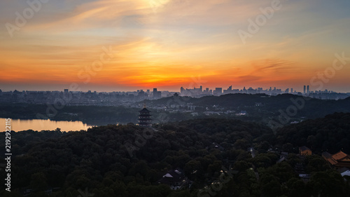 Foto Sunset over West Lake and Leifeng Pagoda in Hangzhou, China