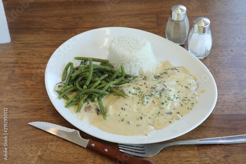 Canvastavla Plats dans un restaurant avec du riz, des haricots verts et une sauce crémeuse
