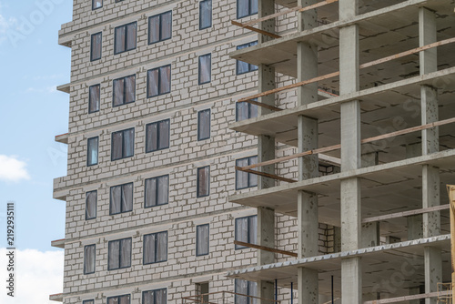 Fotografía Construction of a modern apartment building showcasing ongoing work on multiple