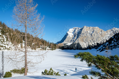 Blick über den verschneiten Seebensee zur Zugspitze