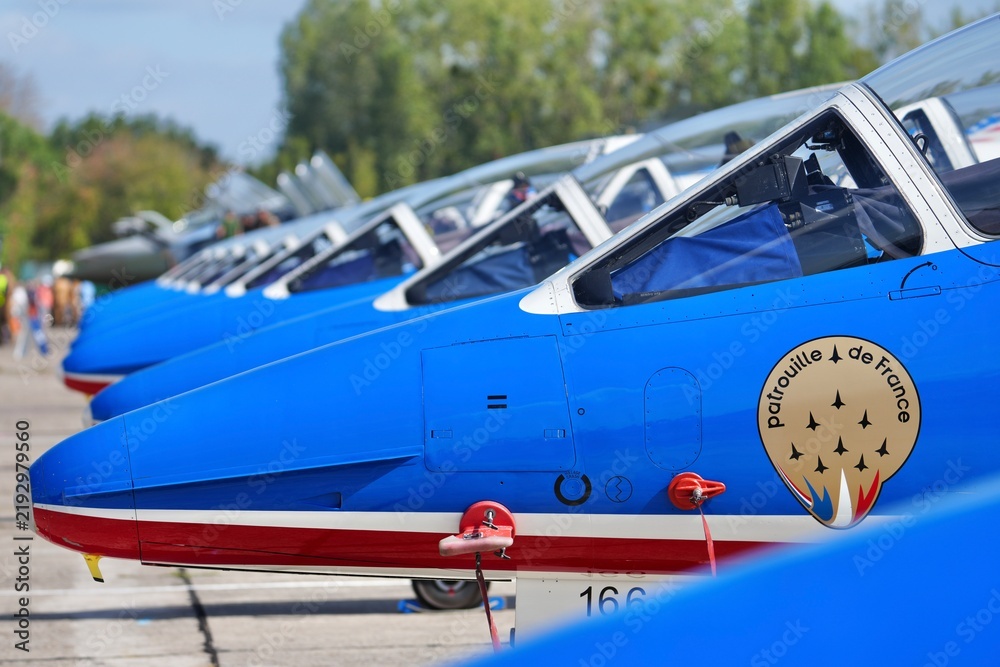 Obraz premium Patrouille de France avions alignés vue avant