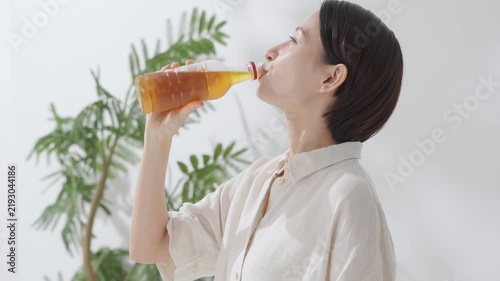 お茶を飲む女性