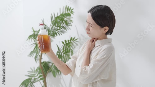 お茶を飲む女性