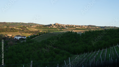Fotografie Langhe vineyards beneath a hilltop village