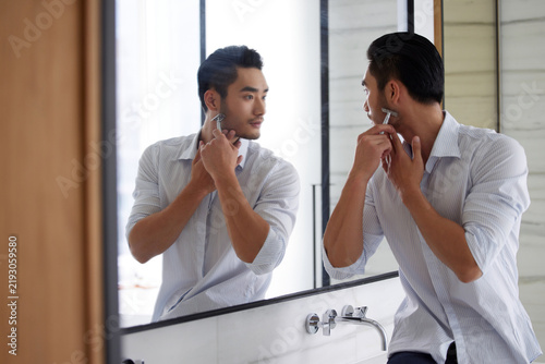 Fotografía Mature Man Shaving in Bathroom Mirror