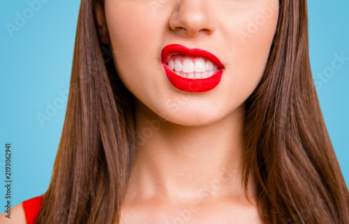 Foto Close up cropped photo of big full natural lips brunette hair isolated on vivid