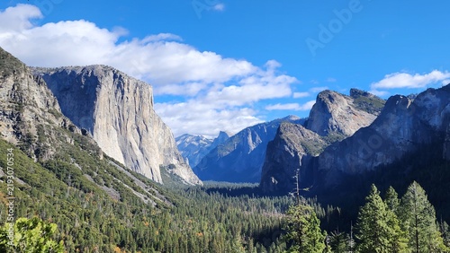 Cuadro en lienzo Yosemite Valley with El Capitan and Granite Cliffs in California