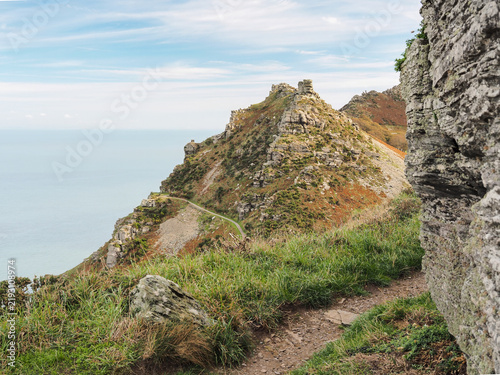 фотографія Looking along a cliffside footpath towards the craggy summit of Rugged Jack and