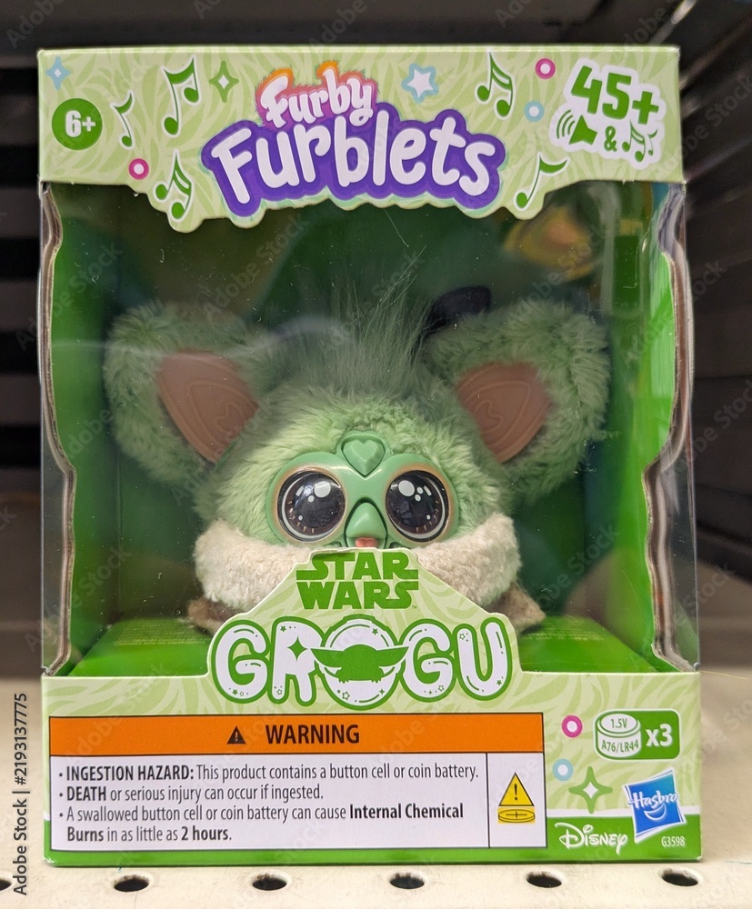 Obraz premium Caja del juguete Furby Furblets de Grogu (Baby Yoda) de The Mandalorian de Star Wars, de Disney Hasbro, en estantería de tienda Carrefour en Madrid, España, 25 de junio de 2026