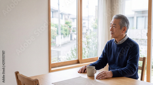 Plakat 窓辺で一人静かに過ごすシニア男性と空いた席