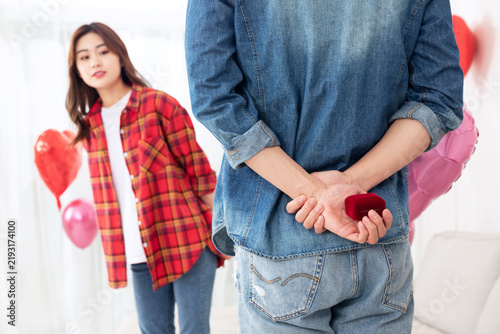 Konstfotografi Man Hiding Engagement Ring Behind Back for Surprise Marriage Proposal
