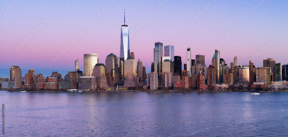 Obraz premium NYC aerial panoramic skyline over downtown Manhattan at dusk. Manhattan panoramic New York City landscape with skyscrapers at dusk. Manhattan dusk panoramic skyline in New York.