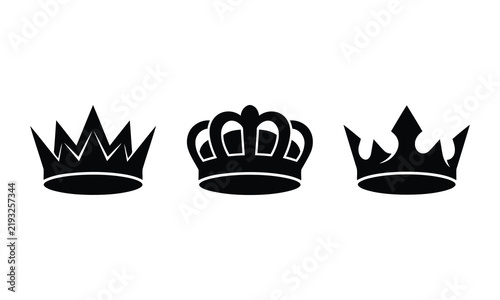 Foto Three royal crowns symbols for monarchy and power.