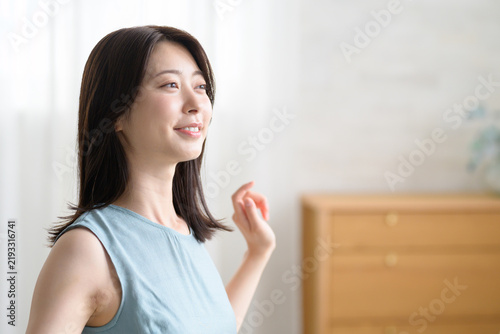 Naklejka 部屋でストレッチをする日本人女性