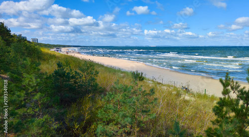 Der Strand im polnischen Ostseebad Misdroy (Międzyzdroje) besticht durch seine faszinierende Kombination aus feinstem, hellem Sandstrand, einer weitläufigen Dünenlandschaft und der Steilküste .