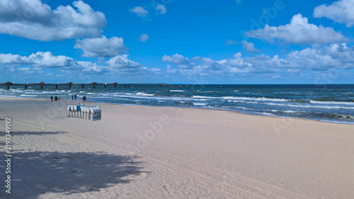 Der Strand im polnischen Ostseebad Misdroy (Międzyzdroje) besticht durch seine faszinierende Kombination aus feinstem, hellem Sandstrand, einer weitläufigen Dünenlandschaft und der Steilküste .