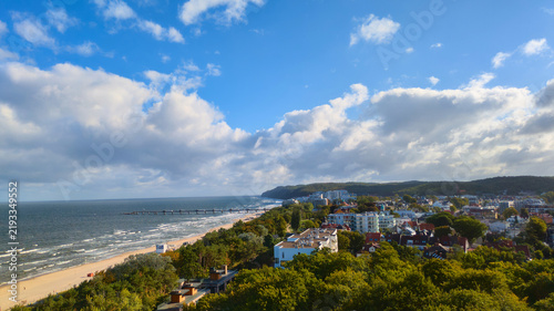 Der Strand im polnischen Ostseebad Misdroy (Międzyzdroje) besticht durch seine faszinierende Kombination aus feinstem, hellem Sandstrand, einer weitläufigen Dünenlandschaft und der Steilküste .