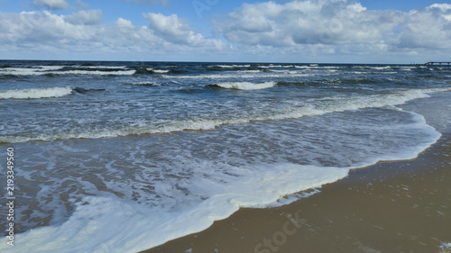 Der Strand im polnischen Ostseebad Misdroy (Międzyzdroje) besticht durch seine faszinierende Kombination aus feinstem, hellem Sandstrand, einer weitläufigen Dünenlandschaft und der Steilküste .