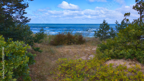 Der Strand im polnischen Ostseebad Misdroy (Międzyzdroje) besticht durch seine faszinierende Kombination aus feinstem, hellem Sandstrand, einer weitläufigen Dünenlandschaft und der Steilküste .