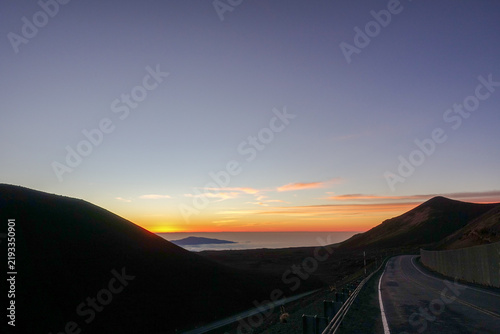Foto Winding summit access road on Mauna Kea at dusk with an orange afterglow on the