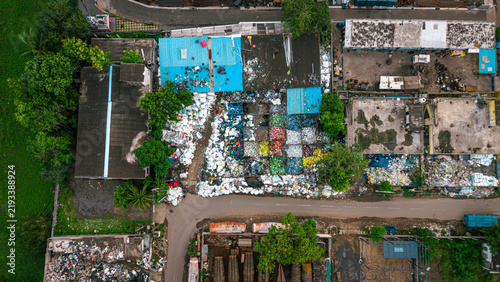 Foto Sorted and segregated waste piles at waste management recycling yard aerial wast