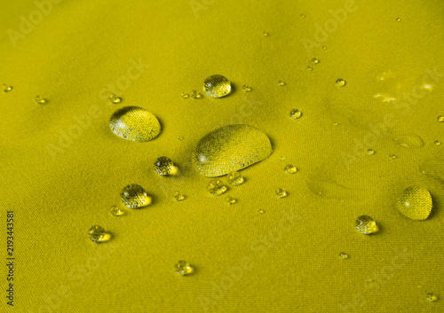 Quadro su tela Water droplets on yellow hydrophobic textile close-up