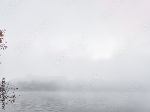 Foto Autumn fog covering vltava river prague