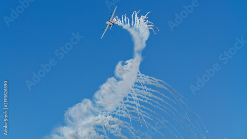 Konstfotografi military transport airplane deploying flares during air show