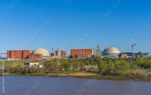 Foto Wide landscape view of a Nuclear Power Plant complex with prominent containment
