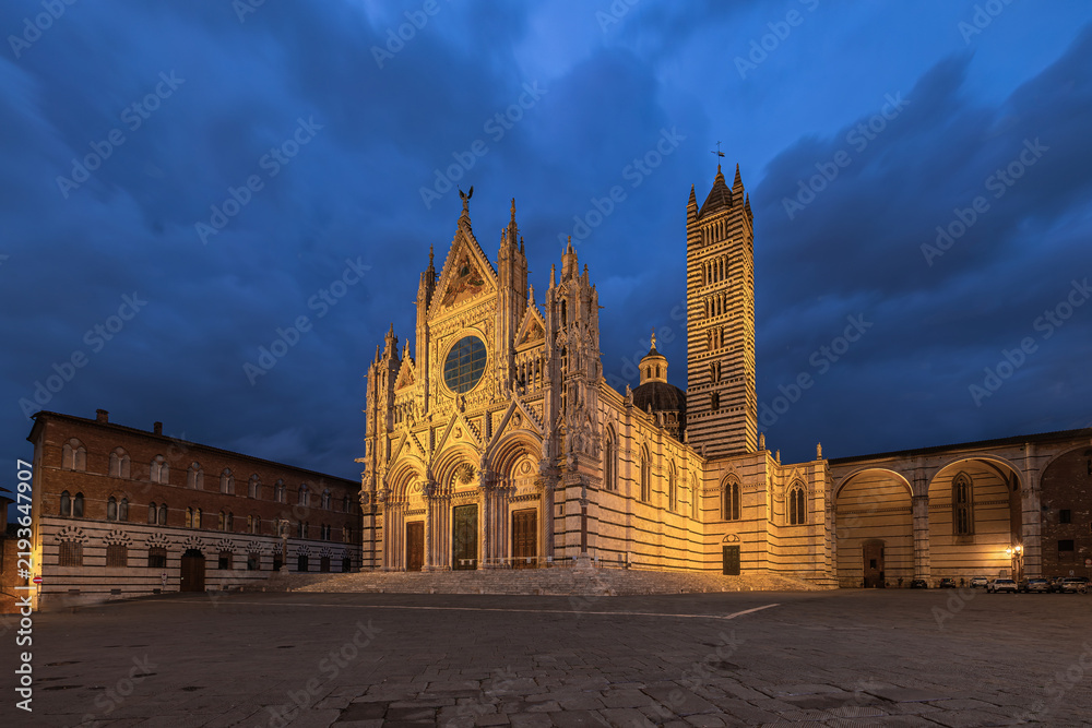 Obraz premium The illuminated Siena Cathedral Santa Maria Assunta (Duomo di Siena) in blue hours Tuscany, Italy.