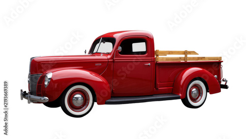 Foto Shiny red vintage pickup truck with wooden bed, isolated on transparent backgrou