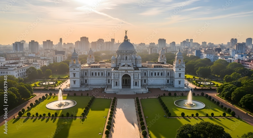 Obraz premium Aerial view of the Victoria Memorial in Kolkata at sunset with city skyline