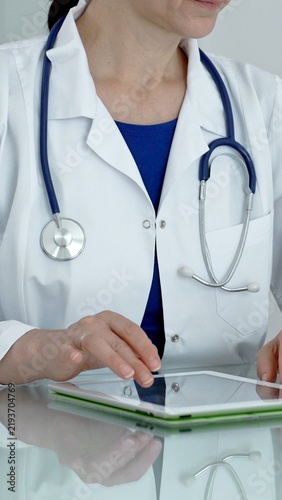 Quadro su tela Medical professional using digital tablet, leveraging modern technology for pati