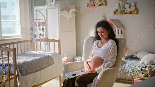 Cuadro en lienzo Pregnant lady relaxing nursery armchair